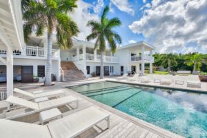 Villa-6-chambres-pour-15-personnes-aux-Terres-Basses-vue-mer-et-piscine-St-Martin