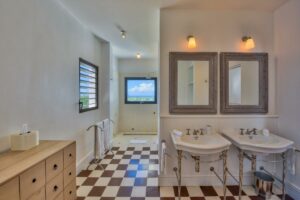 Villa-6-chambres-pour-15-personnes-aux-Terres-Basses-vue-mer-et-piscine-St-Martin-4
