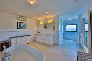 Villa-6-chambres-pour-15-personnes-aux-Terres-Basses-vue-mer-et-piscine-St-Martin-9